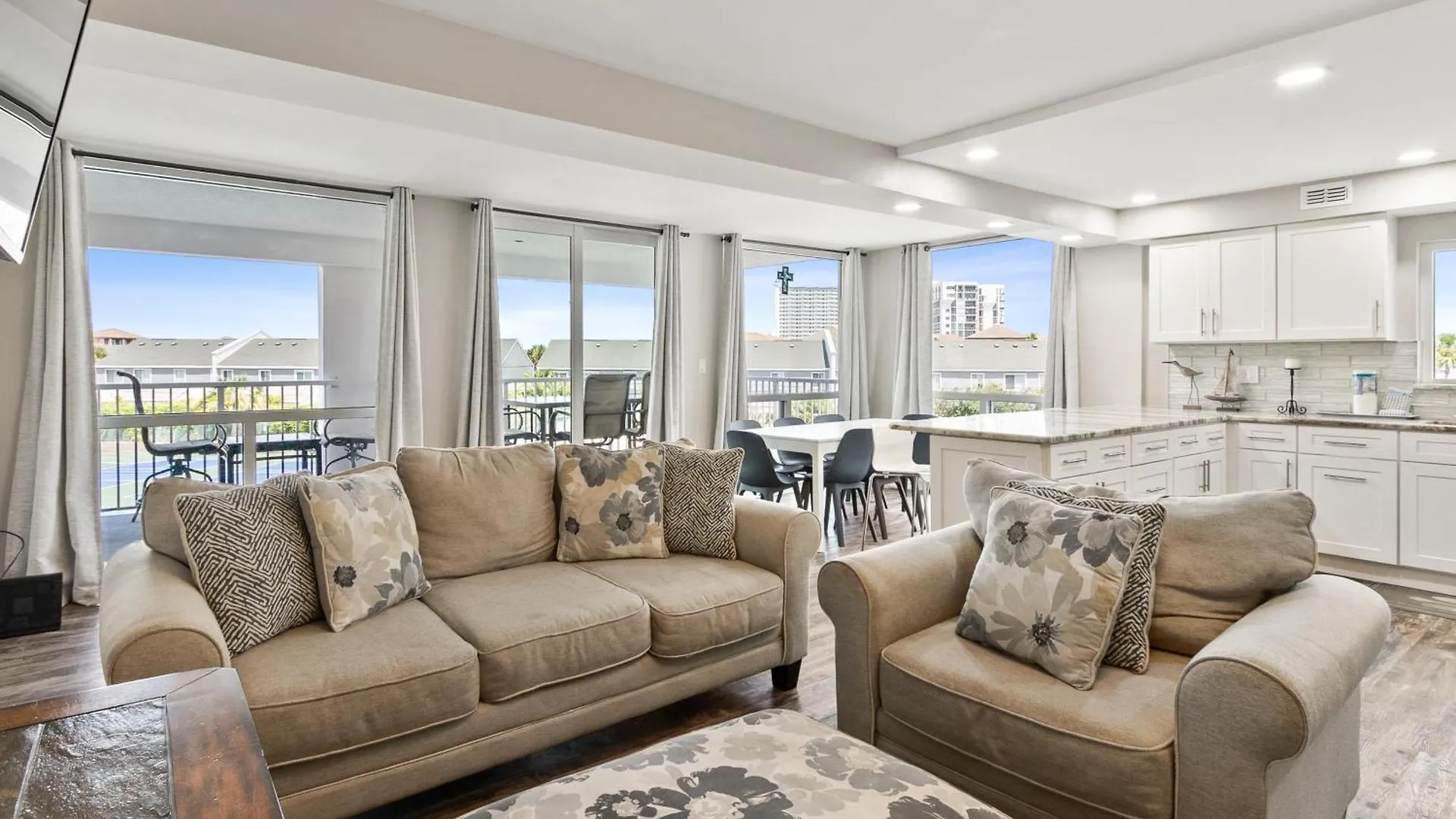 3031 Free Beach Setup 2024 Shoreline Towers Destin Holiday home